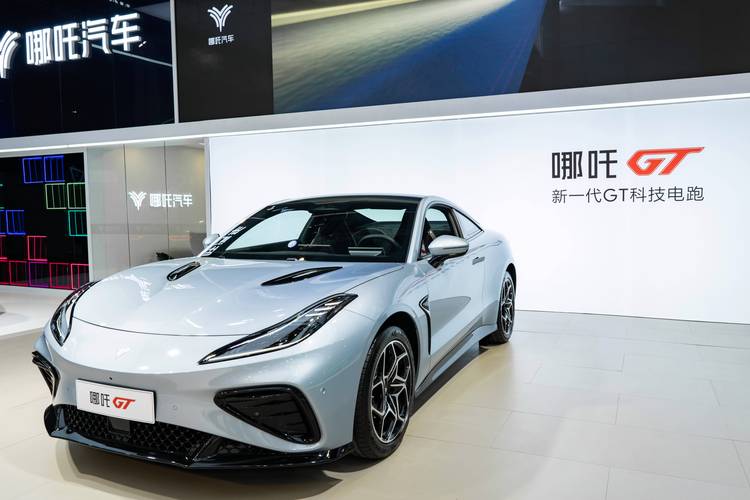 惠州234哪吒汽车在智能汽车领域的表现，领途汽车在新能源汽车市场中的影响力